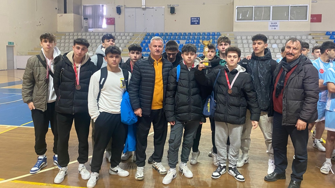 Okul Takımımız Liseler Arası Futsal Müsabakalarında İl 4.sü Olmuştur.